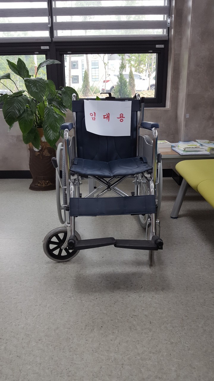 군산시 소룡동, 거동불편 주민 위한 수동 휠체어 무료 대여