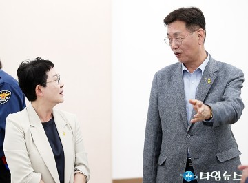 대화 나누는 박정현 국회의원 당선자와 김제선 중구청장