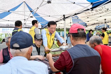 삼계탕 급식 봉사하는 조원휘 대전시의회 의장