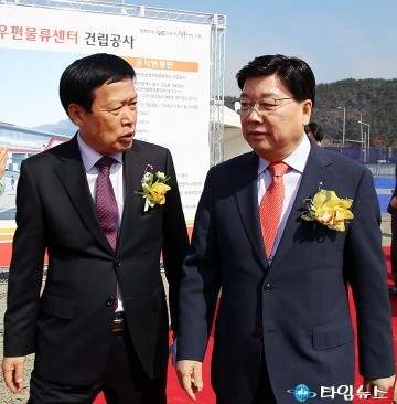 대화하는 권선택 대전시장과 박남일 대전도시공사 사장