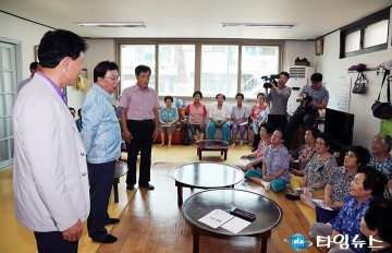 권선택 대전시장, 어르신들 많이 더우시죠!