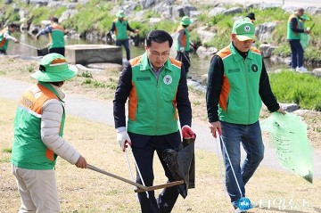 박희조 동구청장, ‘지역자율방재단’과 대동천 일대 환경정화 실시