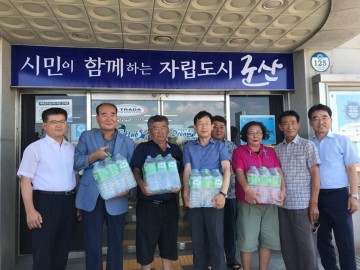  서군산농협 군산 옥도면에 생수 1800병 지원