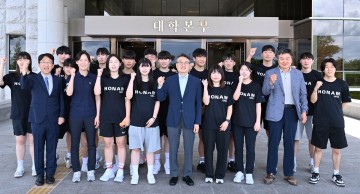 박상철 호남대 총장, ‘대한항공배 대학배구대회’ 우승 선수단 격려
