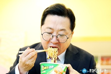 이장우 대전시장 “밥 말아 먹을 맛”…꿈돌이 컵라면 첫 시식