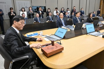 기준금리 4연속 동결될 듯…"집값·대출·환율 여전히 불안"