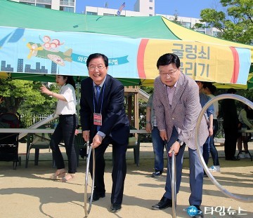 권선택 시장·장종태 구청장, 누가 굴렁쇠 잘 굴리나!