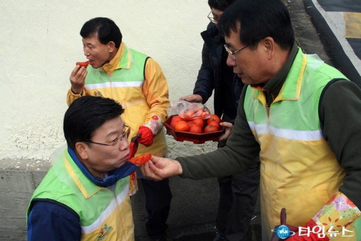 한현택 동구청장, 권선택 시장에게 홍시를 먹이다!
