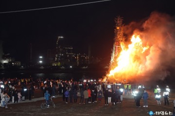 달집 태우며 액운 씻고 풍요 기원 … 형산강 달집태우기 행사 성료
