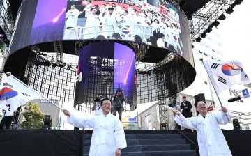 조원휘 대전시의회 의장, 태극 물결 속 광복절 퍼레이드 참여