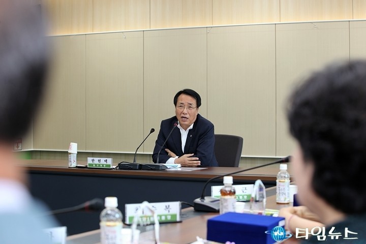 경청하는 한현택 동구청장!