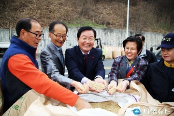 농민들과 수확의 기쁨을 나누는 장종태 서구청장