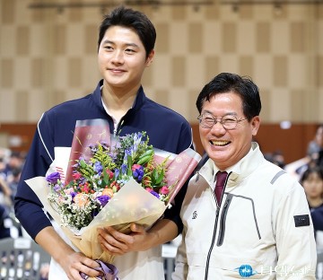 오상욱 금메달리스트와 사진 찍는 이재경 대전시의회 의원