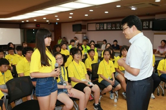 복기왕 아산시장과 다문화 가정 청소년 '현장속의 리더십' 
