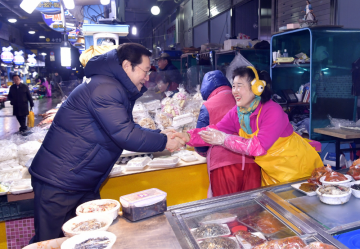 이용섭 시장, 환경미화원 전통시장 상인 등 만남