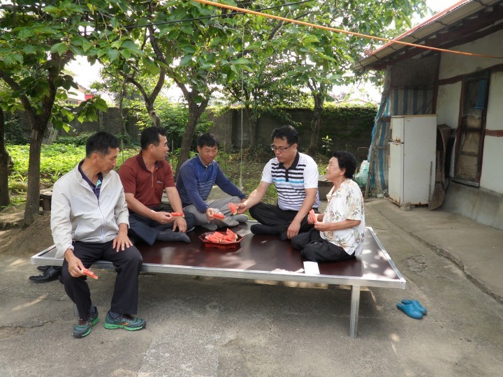 어르신에 평상 선물, 독거노인과의 따뜻한 정 나눔