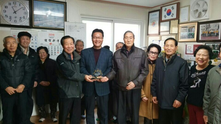 대전시의회 윤기식 의원, 연이은 지역발전 기여 감사패 수상