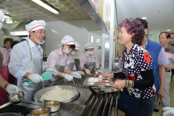 김문오 달성군수, 노인복지관 배식봉사