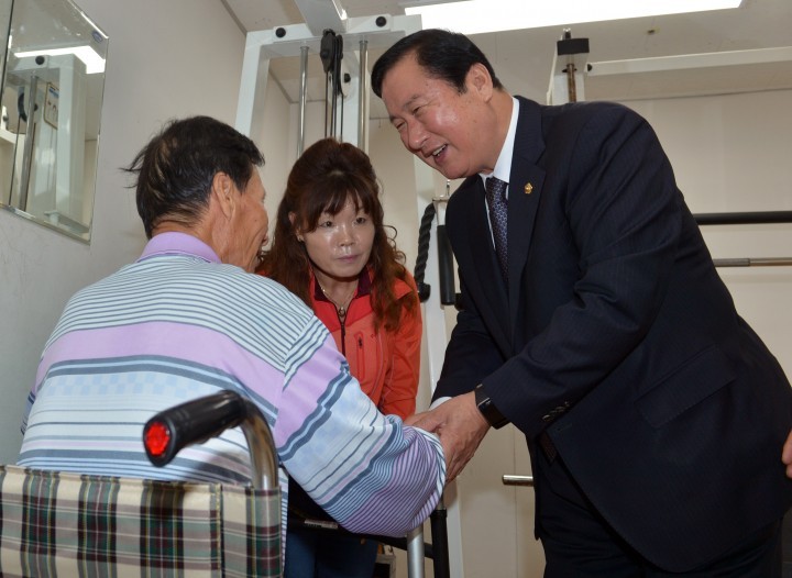 충남도의회 김기영 의장, 추석 명절 앞두고 사랑의 온정 전해