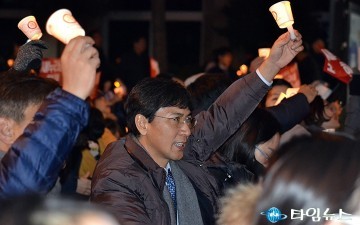 촛불 든 안희정 충남도지사!