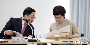 대화 나누는 이장우 대전시장과 백춘희 대표이사