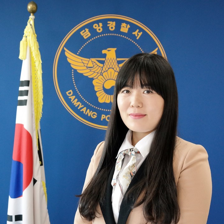 한적한 시골길 빨간신호등 !!  서야할까요? 가야할까요?