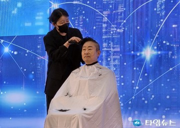 박범계, 출판기념회서 삭발…“통합은 생존전략”