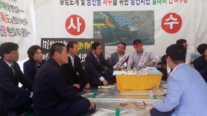김기영 충남도의회 의장, 당진 땅 사수 릴레이 단식 현장 찾아 격려