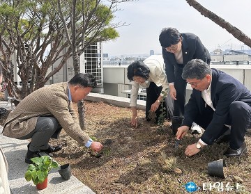 대전문화재단, 식목일 맞아 수목 50주 식재 ESG 실천