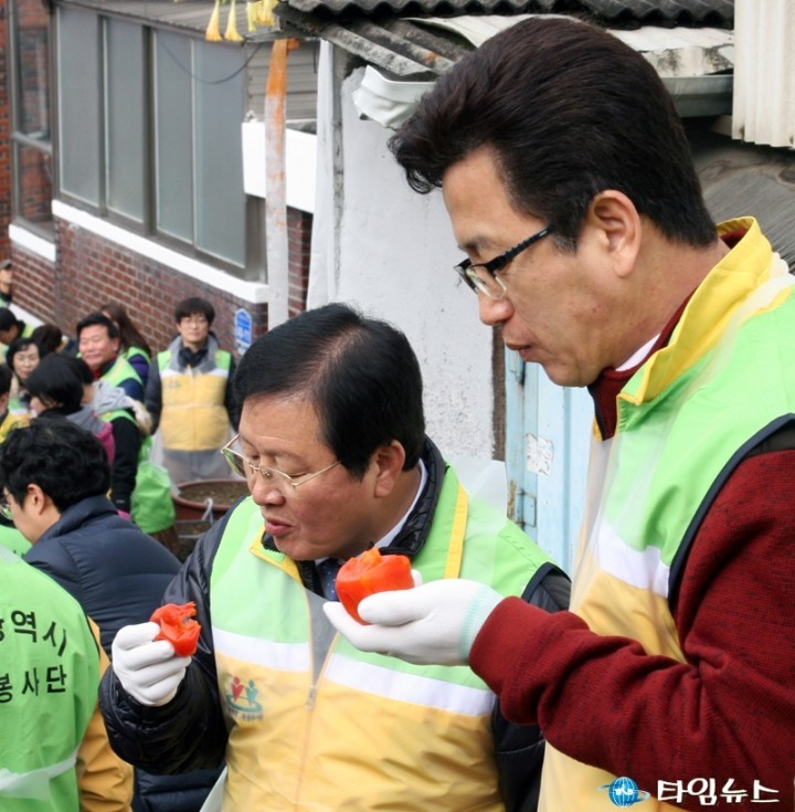 홍시 먹는 장종태·허태정 구청장