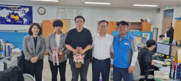 의성군청공무원노동조합, 새내기 공무원 시보해제 축하 꽃바구니 전달
