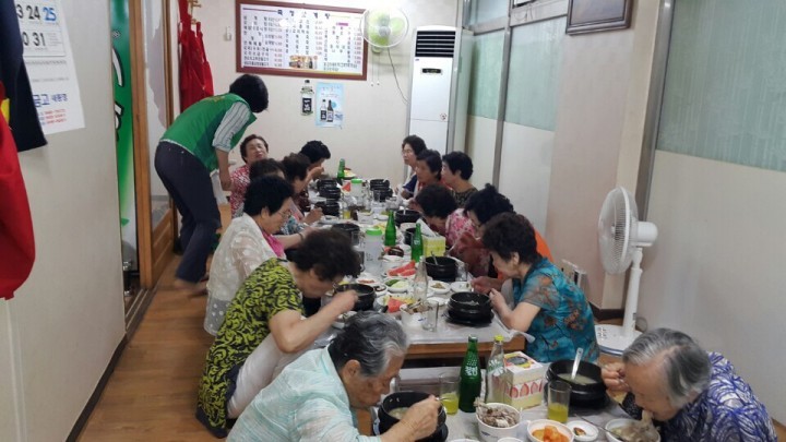 북신동 새마을 부녀회 어르신께 중식 대접