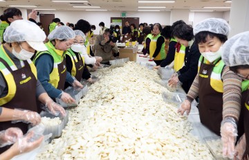 대전 서구, 봉사자 50명 참여 ‘떡국떡 나눔’ 300세대 전달