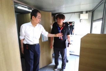 한총리 "책상에 있지 말고 현장 가라"…직접 화장실 청소도