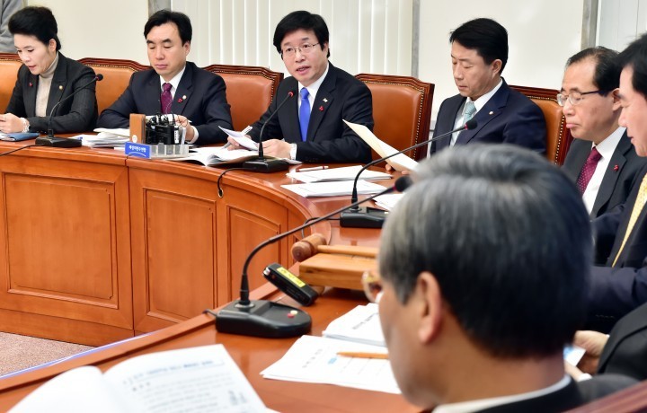 수원시 당면현안 해결 지원 요청하는 염태영 시장