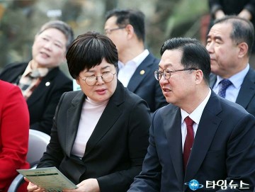 이장우 대전시장·백춘희 대표이사, 테미문학관 개관식서 대화