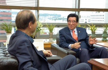 윤석우 충남도의회 의장, 윤석금 웅진그룹 회장 만나 신재생에너지 사업 유치 요청