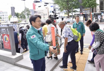 을지연습 민방공 대피훈련에서 시민들을 지하대피소로 유도하는 강기정 광주시장