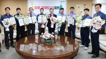 이장우 대전시장, 시내버스 운수종사자 8명 표창