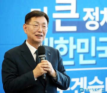 선거사무소 개소식에서 축사하는 김제선 중구청장 예비후보