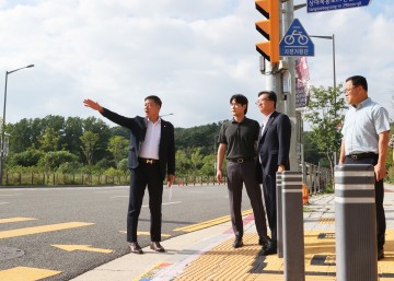 여성용 유성구의회 부의장, 아이파크 인근 건널목에 바닥신호등 설치
