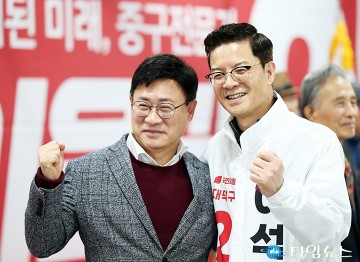 이은권 선거사무소 개소식에서 사진 찍는 이동한·이석봉