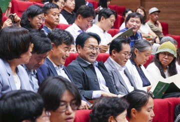 강기정 광주시장, ‘아버지의 해방일지’ 공연 관람