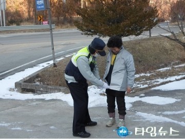 은풍파출소,“ 빛반사 바람막이 ”배부 노인보행 교통사고 예방