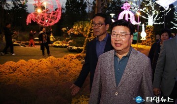 권선택 대전시장, 국화향에서 가을의 낭만을!