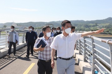 이강덕 시장, 자연과 시민을 연결하는 형산강 상생인도교 임시개통 현장 점검