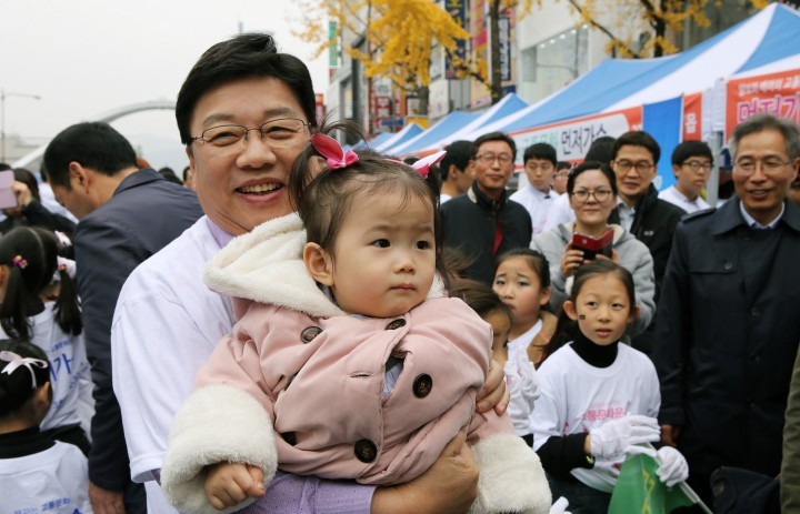 권선택 대전시장, 기분 좋게 기념사진 찰칵!