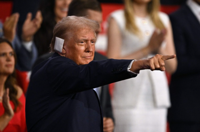 트럼프 '성추문 입박음' 유죄평결 선고..검찰 재검토 결정 수용 일주일 연기한 미 재판부..