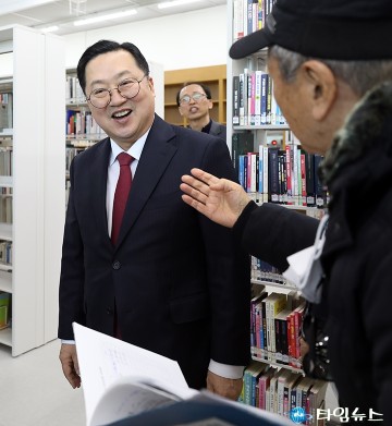 한밭도서관 재개관 현장 둘러보는 이장우 대전시장
