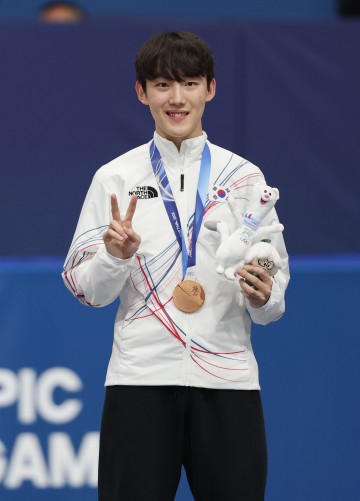 쇼트트랙 ‘막내 에이스’ 임종언, 男 1,000m 동메달… 빙상 첫 메달